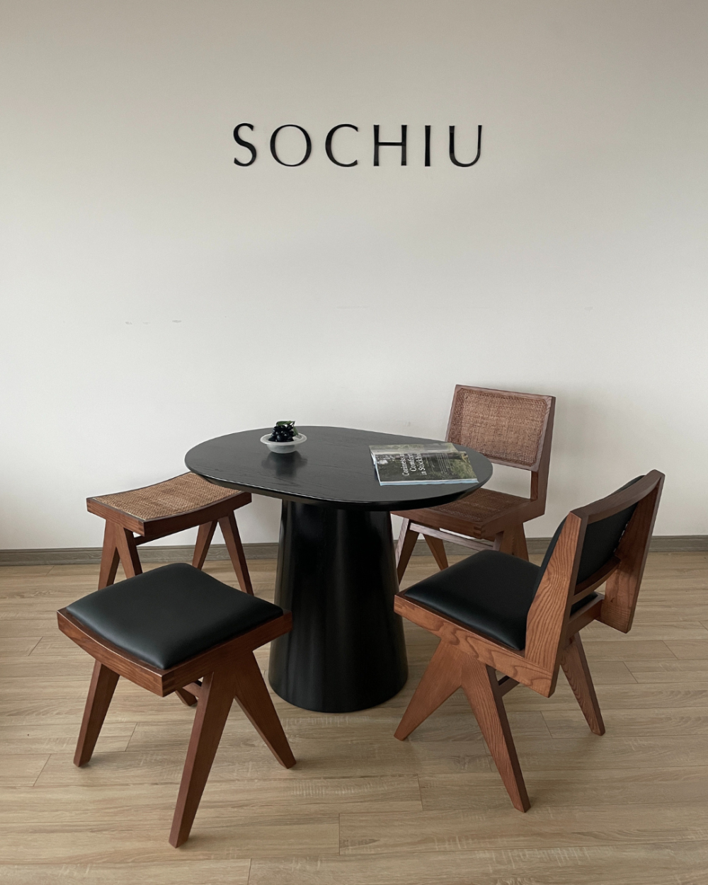 Oval Dining Table – bàn ăn Sochiu Studio