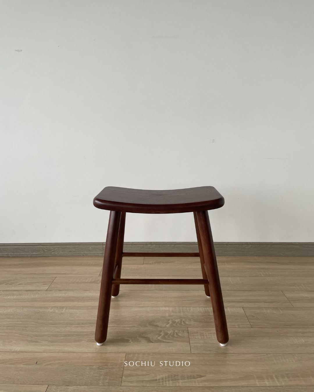 Curve Stool – ghế gỗ Sochiu Studio