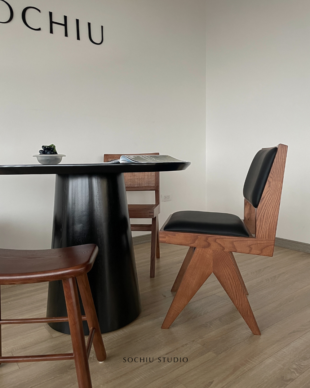 Oval Dining Table – bàn ăn Sochiu Studio