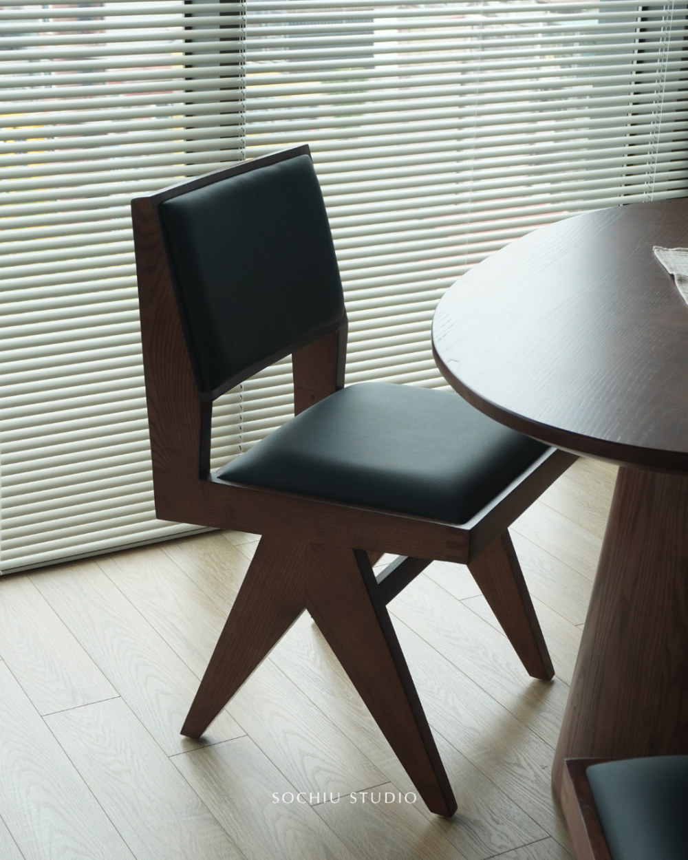 Pierre Jeanneret Dining Chair – ghế gỗ Sochiu Studio