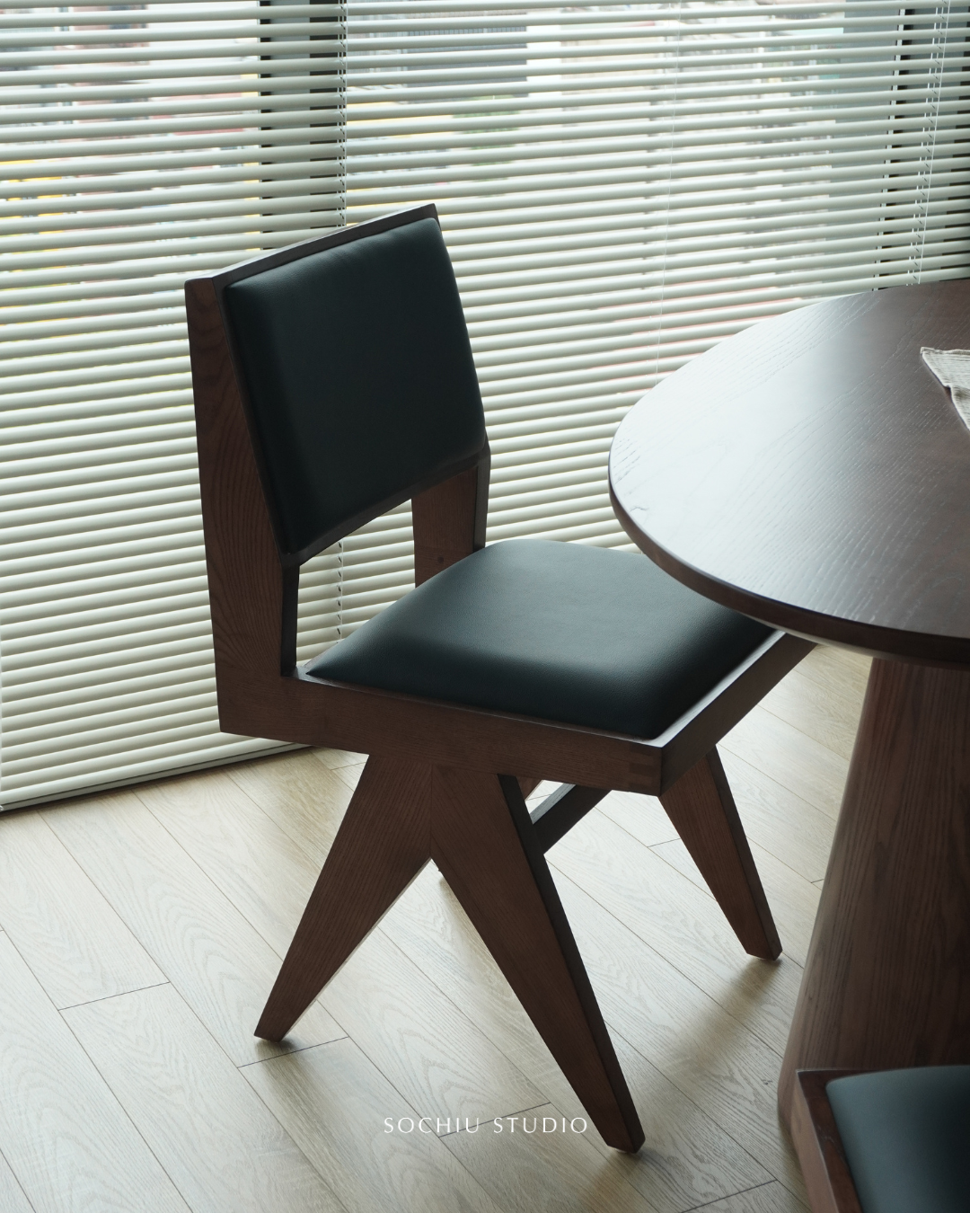 Pierre Jeanneret Dining Chair – ghế gỗ Sochiu Studio