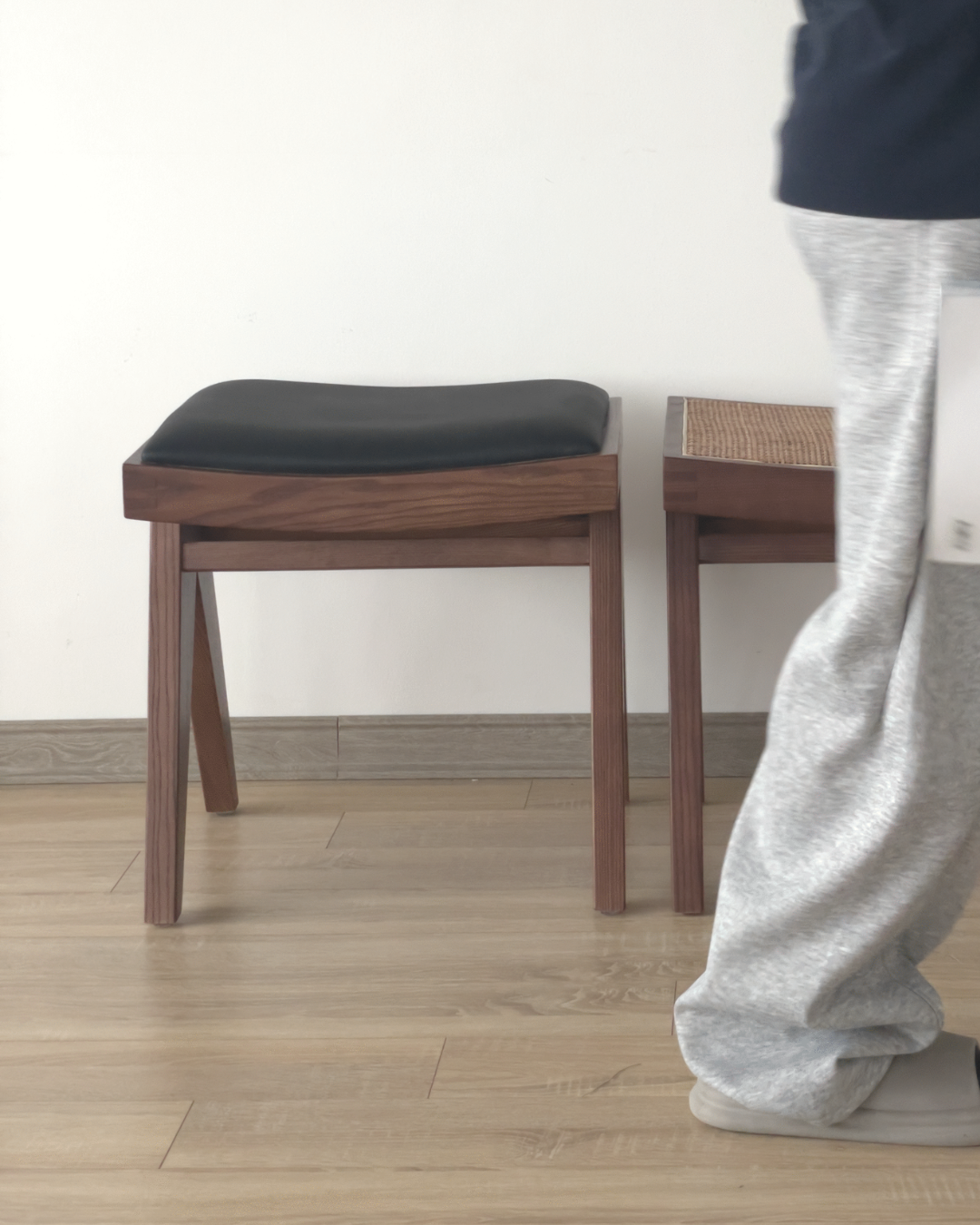 Pierre Jeanneret Stool – ghế gỗ Sochiu Studio