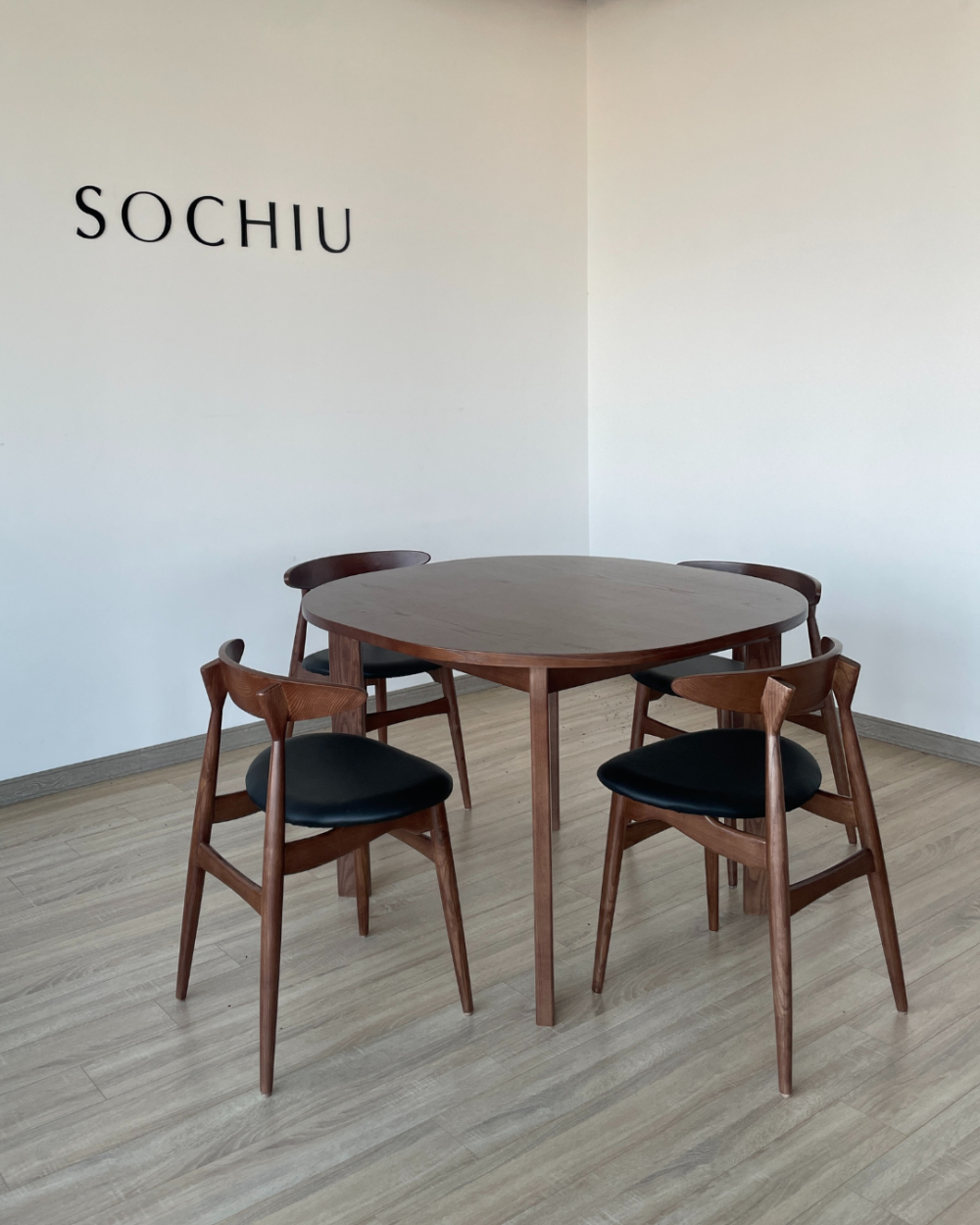 Kai Dining Chair – ghế gỗ Sochiu Studio