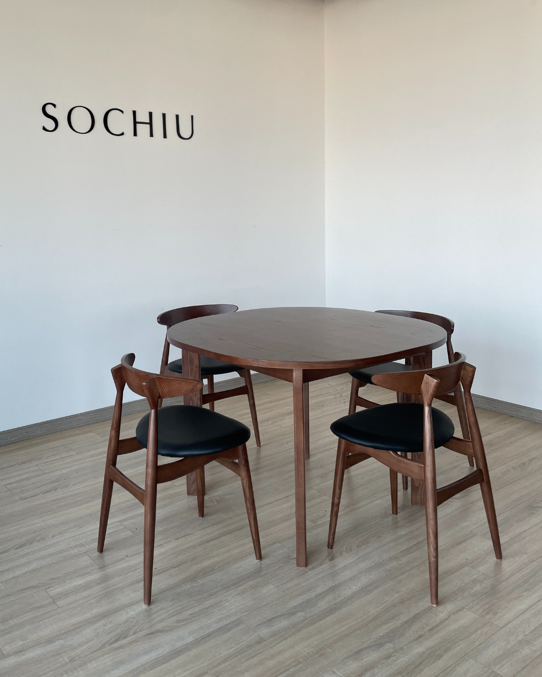 Kai Dining Chair – ghế gỗ Sochiu Studio