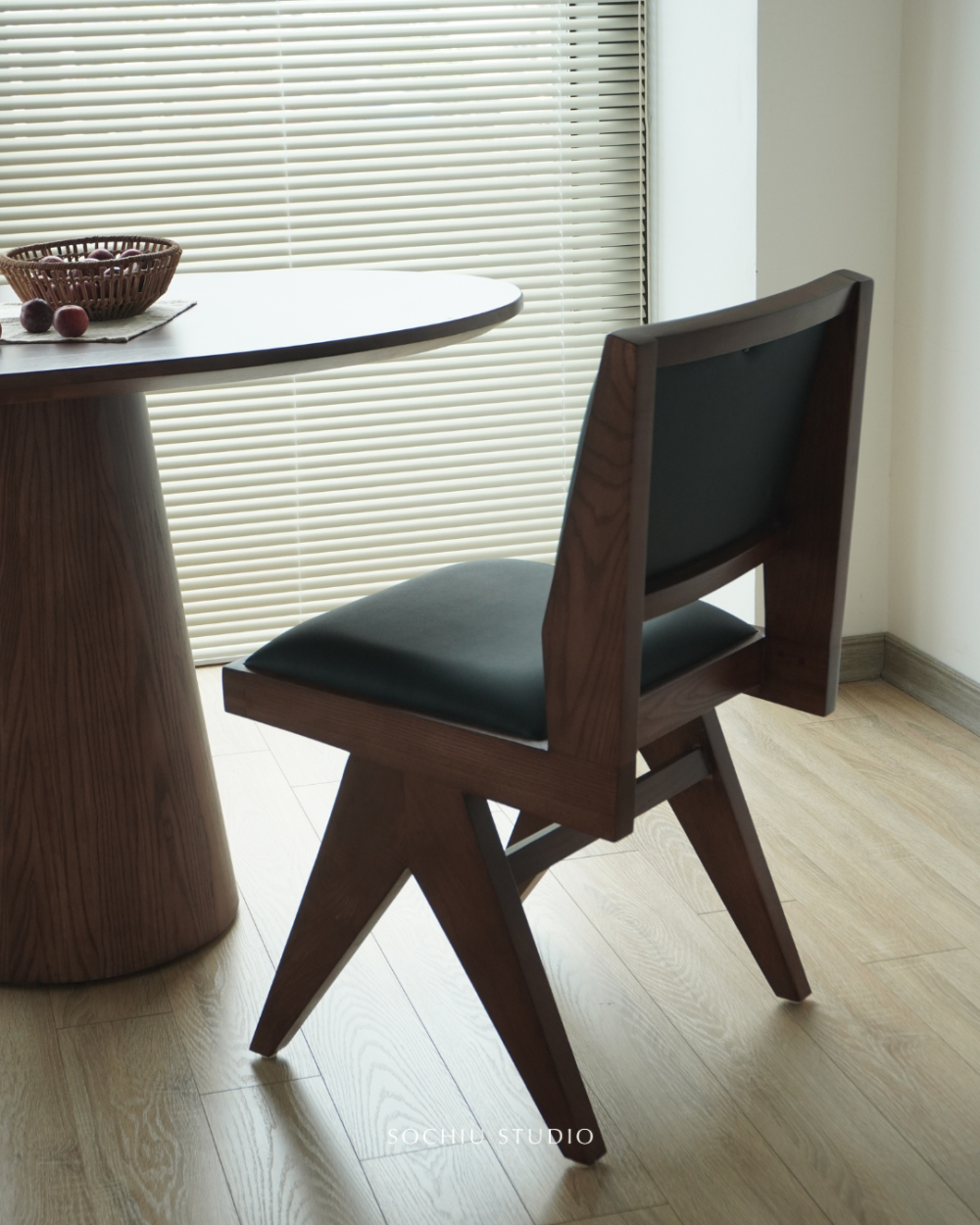 Pierre Jeanneret Dining Chair – ghế gỗ Sochiu Studio