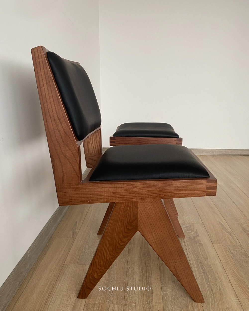 Pierre Jeanneret Dining Chair – ghế gỗ Sochiu Studio