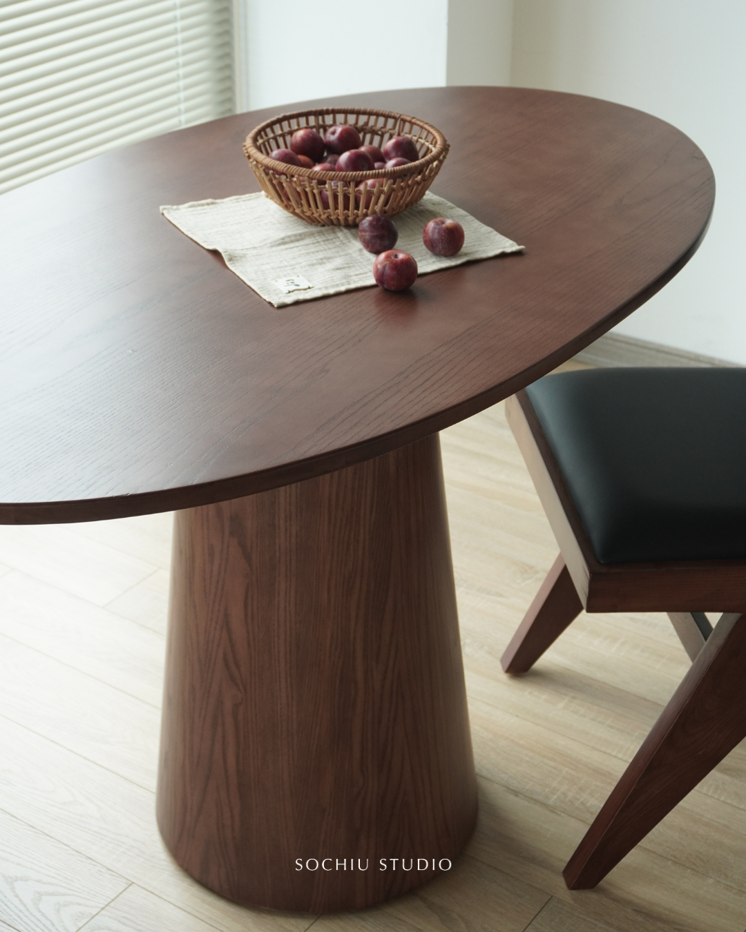 Ellipse Dining Table – bàn ăn Sochiu Studio